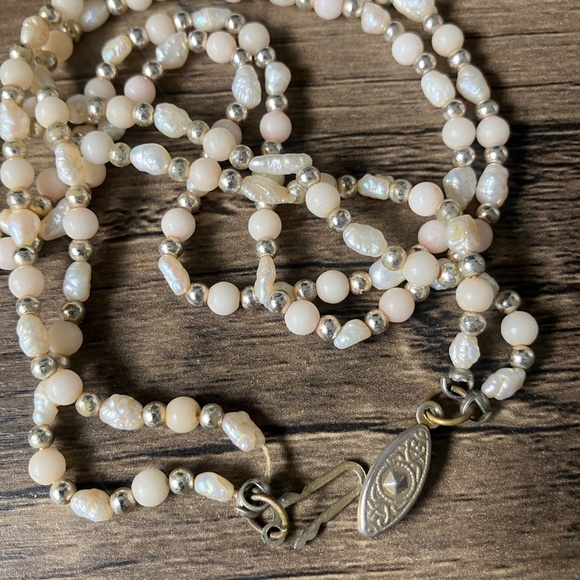 Vintage double strand ivory and silvertone beads and faux pearl baroque necklace - Picture 6 of 12